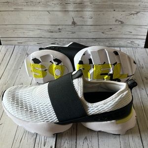 New sorrel athletic shoe